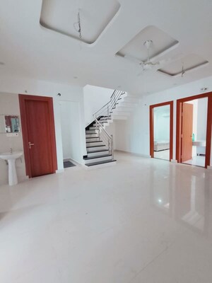 Room in 5 BHK Villa at Sultanpur Road – for Rent
