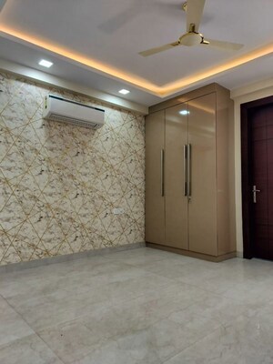 Room in 3 BHK Builder Floor at Sushant Lok I – for Rent
