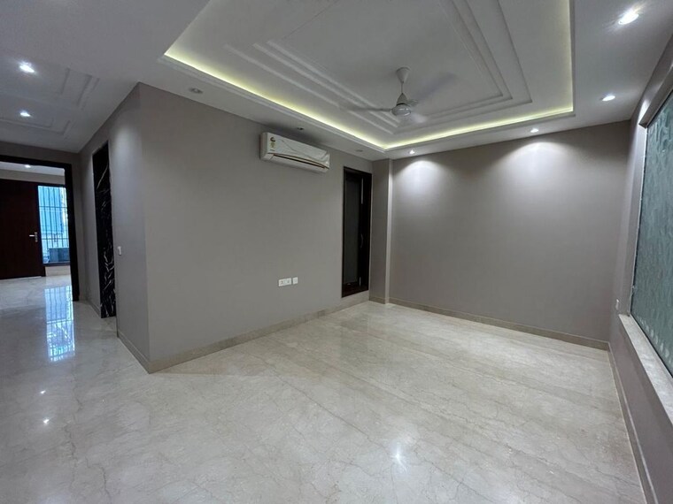 Room, greater kailash ii 3 Bedroom 250 Sq.Yd. Builder Floor In Greater Kailash ii Delhi 10727257