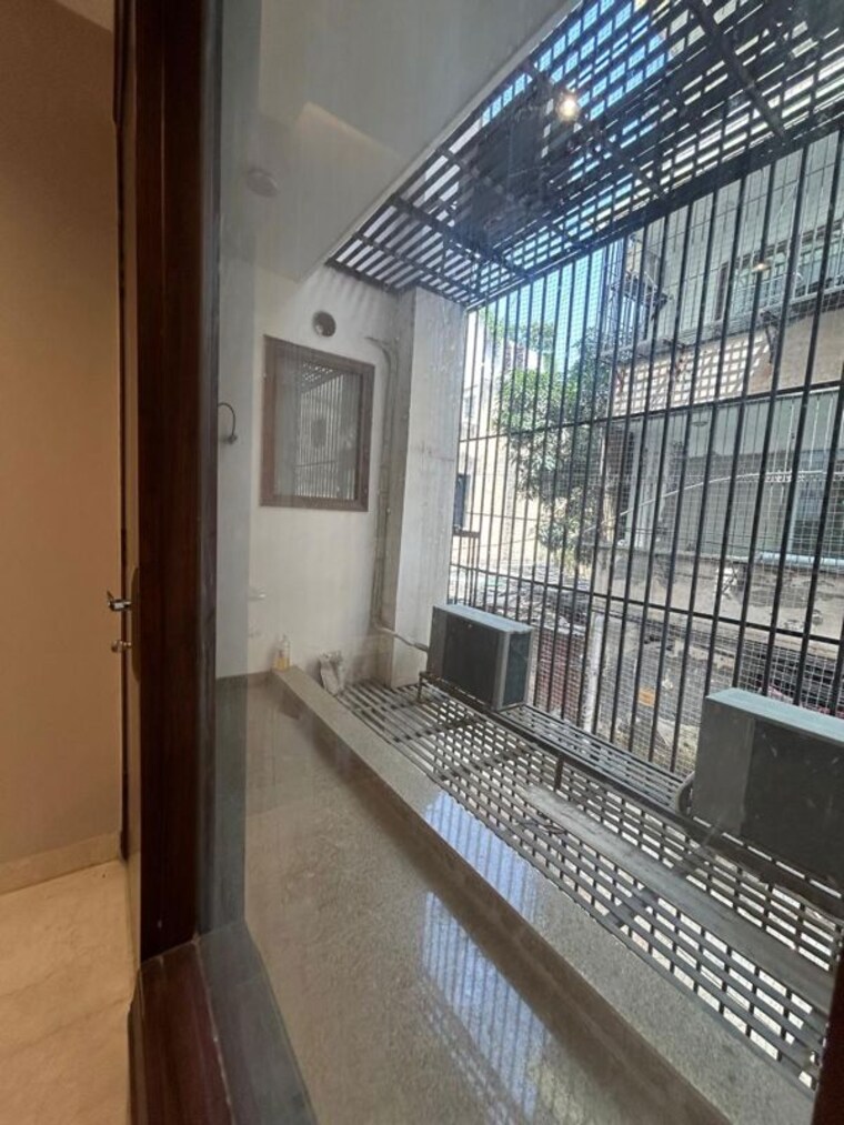 Balcony, greater kailash ii 3 Bedroom 250 Sq.Yd. Builder Floor In Greater Kailash ii Delhi 10727257