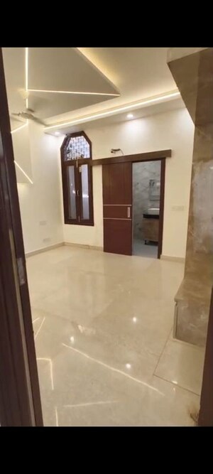 Room in 3 BHK Builder Floor at Nehru Enclave – for Rent