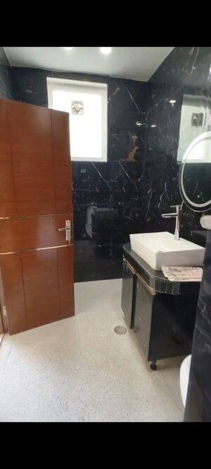 Team Area in 3 BHK Builder Floor at Nehru Enclave – for Rent