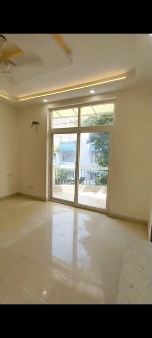 Room in 3 BHK Builder Floor at Nehru Enclave – for Rent