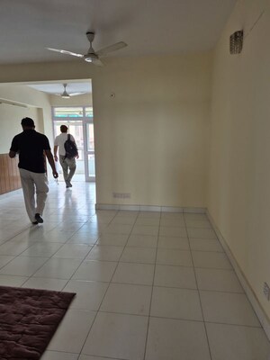 Hall in 2.5 BHK Apartment at Mayur Vihar – for Rent