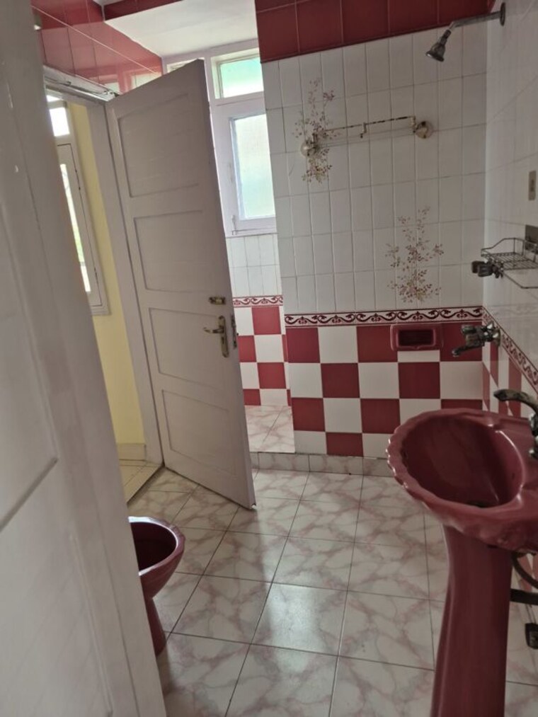 Bathroom, mayur vihar 2.5 Bedroom 1150 Sq.Ft. Apartment In Mayur Vihar Delhi 10727372