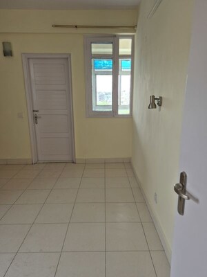 Bathroom in 2.5 BHK Apartment at Mayur Vihar – for Rent