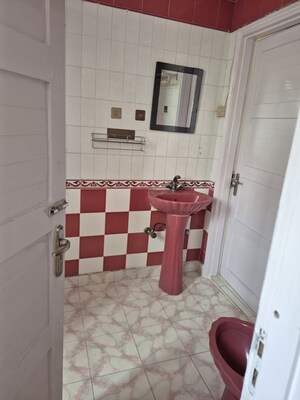 Bathroom in 2.5 BHK Apartment at Mayur Vihar – for Rent