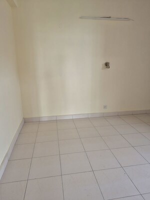 Room in 2.5 BHK Apartment at Mayur Vihar – for Rent