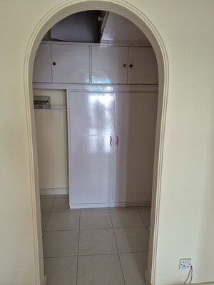 Study Room in 2.5 BHK Apartment at Mayur Vihar – for Rent