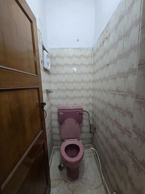 Bathroom in 4 BHK Apartment at Shalimar Bagh – for Sale