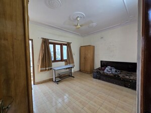 Room in 4 BHK Apartment at Shalimar Bagh – for Sale