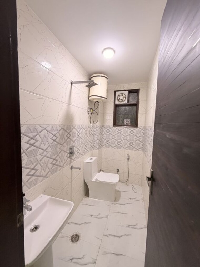 Bathroom, chattarpur 3 Bedroom 1500 Sq.Ft. Builder Floor In Chattarpur Delhi 10727431