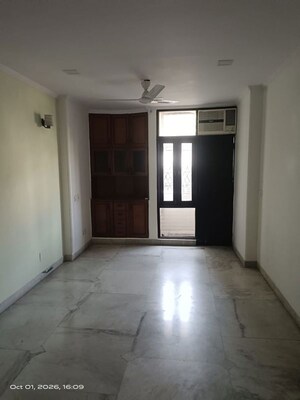 Room in 3 BHK Builder Floor at Sarvapriya Vihar – for Rent