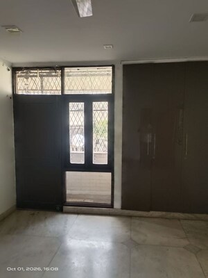 Room in 3 BHK Builder Floor at Sarvapriya Vihar – for Rent