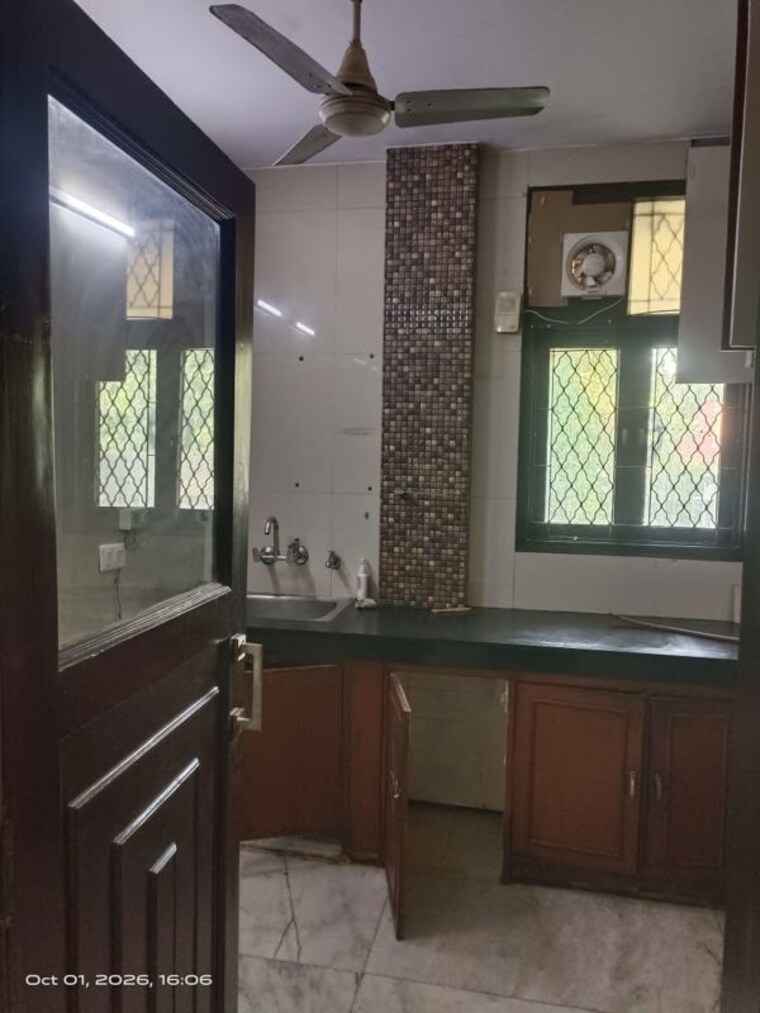 Kitchen, sarvapriya vihar 3 Bedroom 200 Sq.Yd. Builder Floor In Sarvapriya Vihar Delhi 10727714