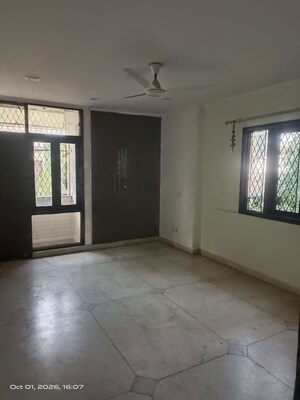 Room in 3 BHK Builder Floor at Sarvapriya Vihar – for Rent