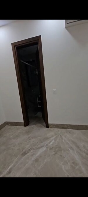 Room in 4 BHK Apartment at Vasant Kunj – for Sale