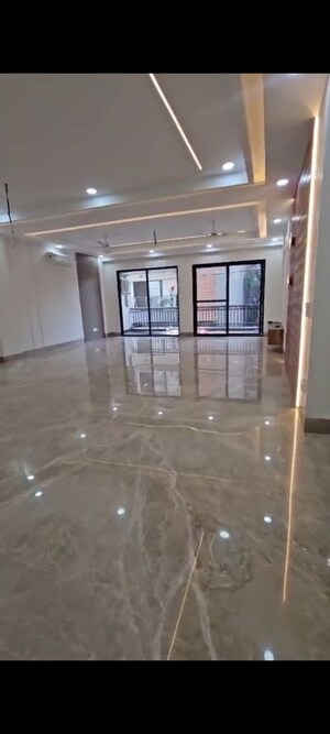 Room in 4 BHK Apartment at Vasant Kunj – for Sale