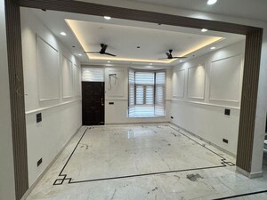 Building Lobby in 3 BHK Builder Floor at South City 1 – for Rent