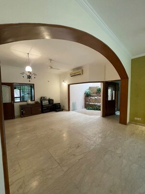 Room in 3 BHK Builder Floor at South City 1 – for Rent