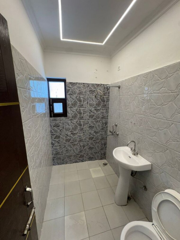 Bathroom, surya-towers-zirakpur 3 Bedroom 1960 Sq.Ft. Apartment In Lohgarh Zirakpur 10727896