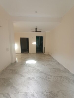 Room in 3.5 BHK Villa at Amrapali Leisure Valley – for Rent