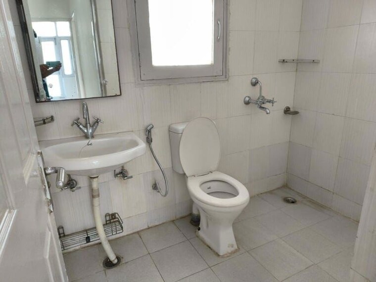 Bathroom, tulip-orange 3 Bedroom 1177 Sq.Ft. Apartment In Sector 70 Gurgaon 10727912
