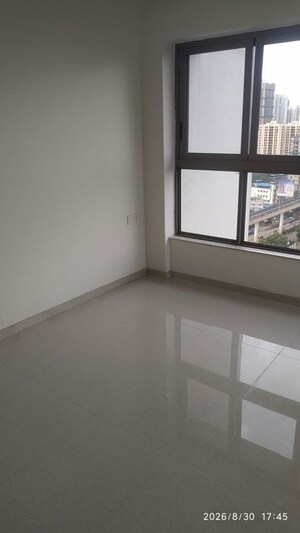 Room in 2 BHK Apartment at Kalpataru Paramount, Kapur Bawdi – for Rent