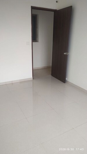 Room in 2 BHK Apartment at Kalpataru Paramount, Kapur Bawdi – for Rent