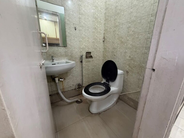 Bathroom, netaji subhash place Commercial Office Space 496 Sq.Ft. In Netaji Subhash Place Delhi 10727960
