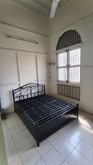 1 BHK Apartment For Rent in Metro House Colaba, Colaba