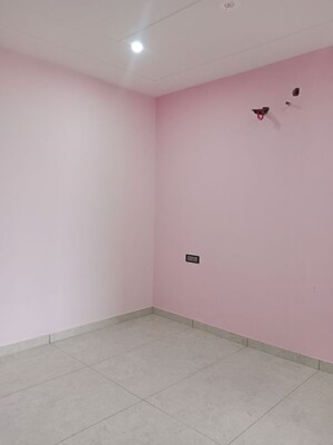Room in 2.5 BHK Builder Floor at Sector 18 – for Rent