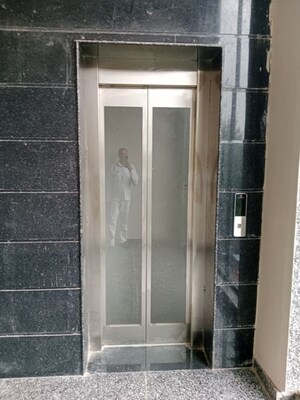 Lift in 2.5 BHK Builder Floor at Sector 18 – for Rent