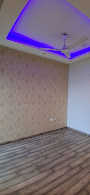 Room in 2 BHK Apartment at Overseas Apartment, Sector 62 – for Rent
