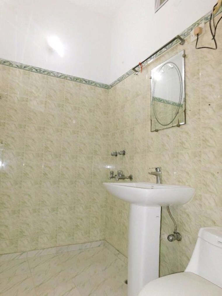 Bathroom, chattarpur 4 Bedroom 1800 Sq.Ft. Builder Floor In Chattarpur Delhi 10728084