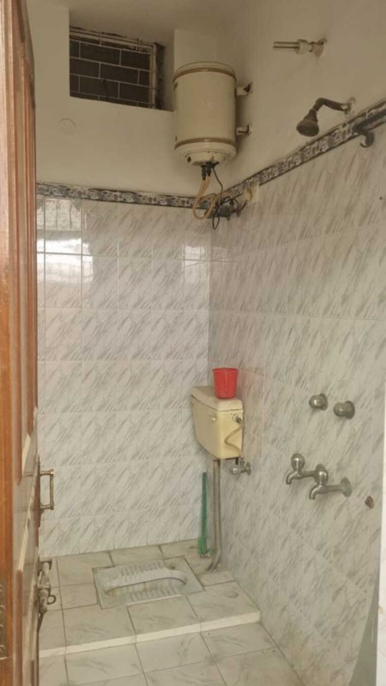 Bathroom, chattarpur 4 Bedroom 1800 Sq.Ft. Builder Floor In Chattarpur Delhi 10728084