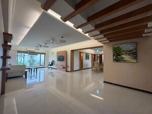 Room in 3 BHK Apartment at Juhu – for Rent