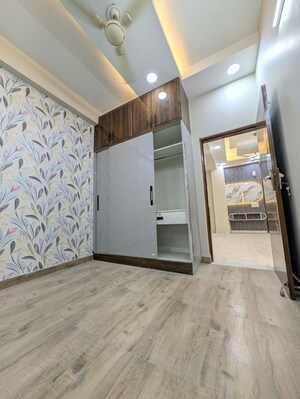 Room in 2 BHK Apartment at Panchsheel Greens, Sector 16 Greater Noida – for Rent