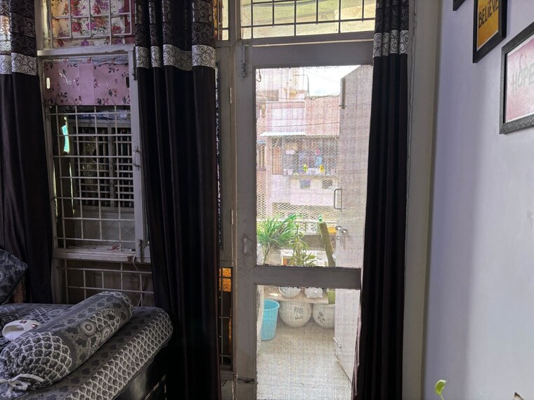 Room, kendriya vihar 3 Bedroom 110 Sq.Yd. Apartment In Kendriya Vihar Noida 10722827