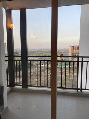 Room in 3 BHK Apartment at Eldeco Live By The Greens, Sector 150 – for Rent