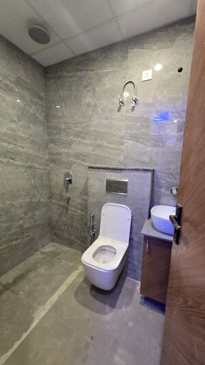 Bathroom in 1 BHK Builder Floor at Sector 32 – for Rent