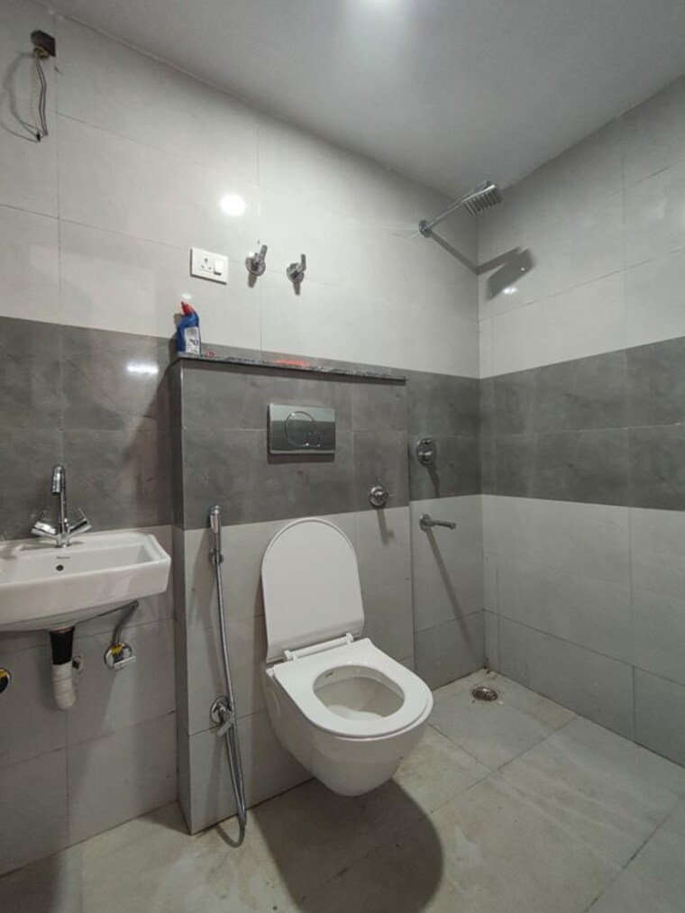 Bathroom, freedom fighters vihar 2 Bedroom 950 Sq.Ft. Builder Floor In Freedom Fighters Vihar Delhi 10728587