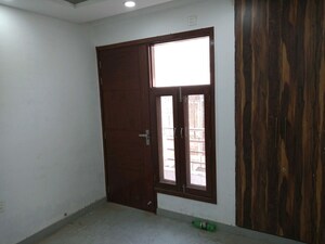 Room in 3 BHK Builder Floor at Sector 21 – for Rent