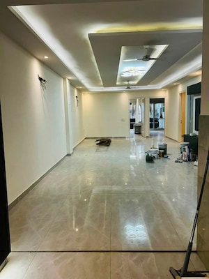 Room in 4 BHK Builder Floor at Green Fields Colony – for Rent