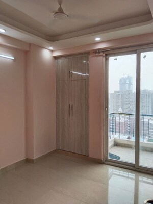 Room in 3 BHK Apartment at Amrapali O2 Valley, Tech Zone 4 Greater Noida – for Rent