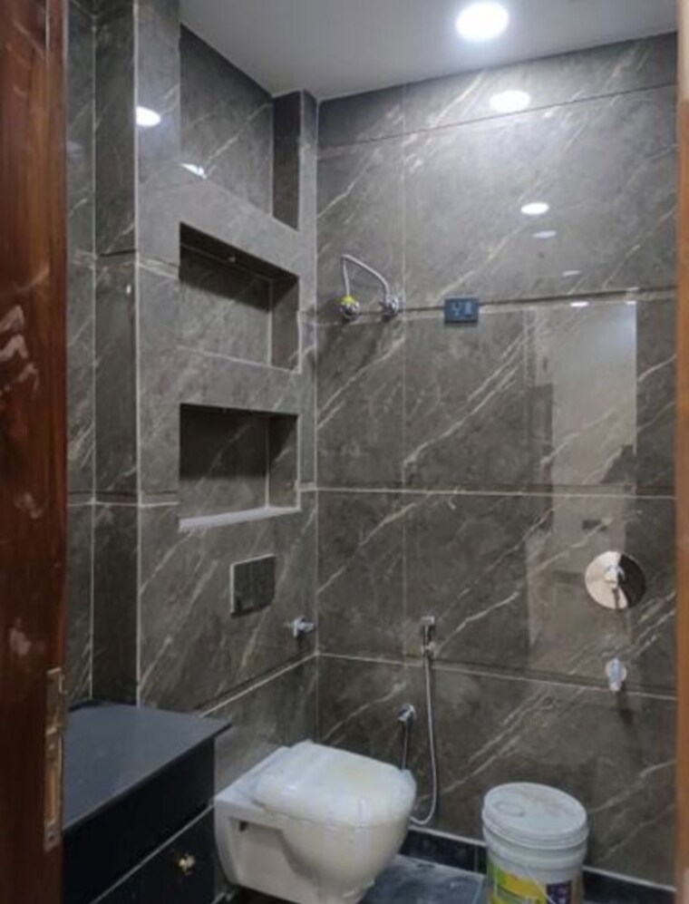Bathroom, rohini sector 24 4 Bedroom 1400 Sq.Ft. Builder Floor In Rohini Sector 24 Delhi 10728658