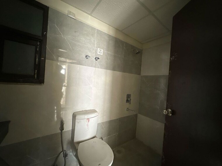 Bathroom, sector 21 3 Bedroom 1550 Sq.Ft. Builder Floor In Sector 21 Gurgaon 10728670