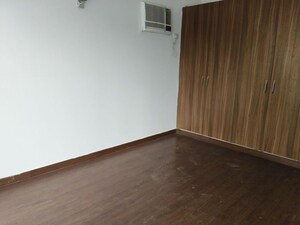 Room in 3 BHK Builder Floor at Sector 21 – for Rent