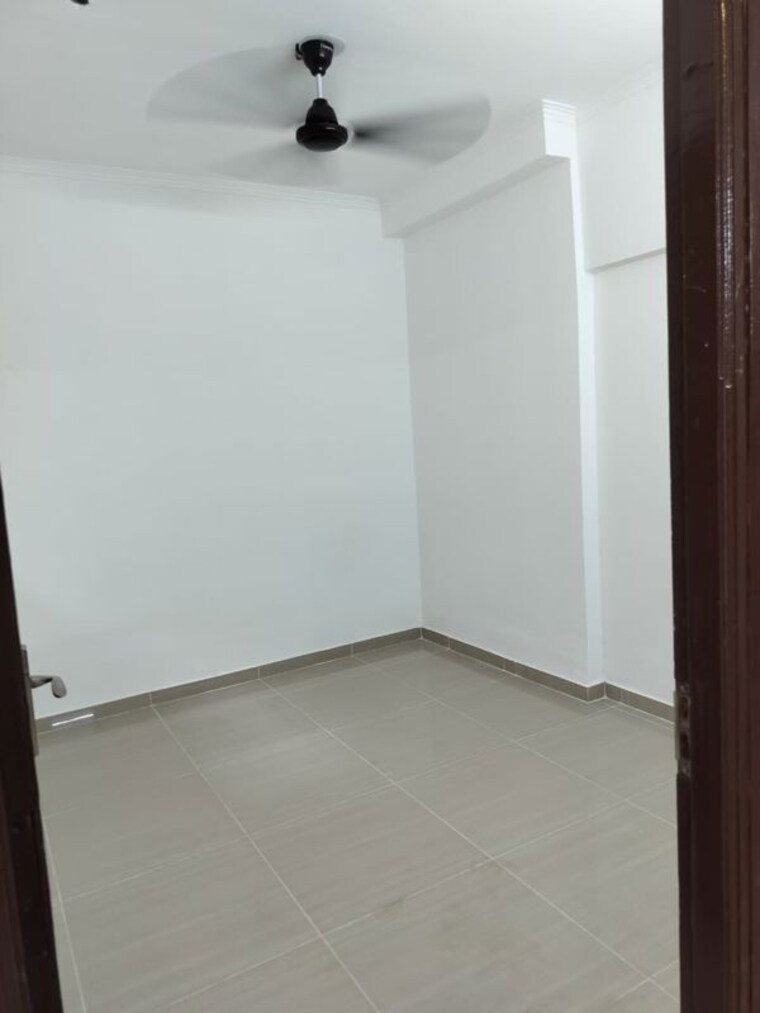 Room, galaxy-north-avenue-ll 3.5 Bedroom 1500 Sq.Ft. Apartment In Gaur City 2 Greater Noida 10728679