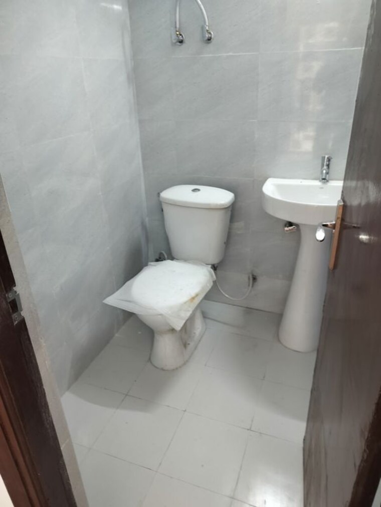 Bathroom, galaxy-north-avenue-ll 3.5 Bedroom 1500 Sq.Ft. Apartment In Gaur City 2 Greater Noida 10728679